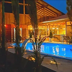  Casa de Férias Poá Em - Casa Aconchegante C Piscina, Hidromassagem E Cromoterapia, P 22 Pessoas!